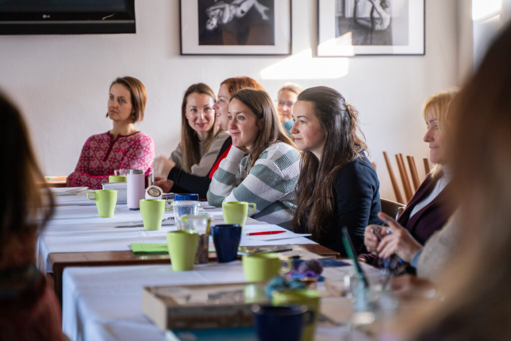 Skupina interních a externích spolupracovníků Kliniky NAU během setkání v Mendelově domě ve Vražném v roce 2025,