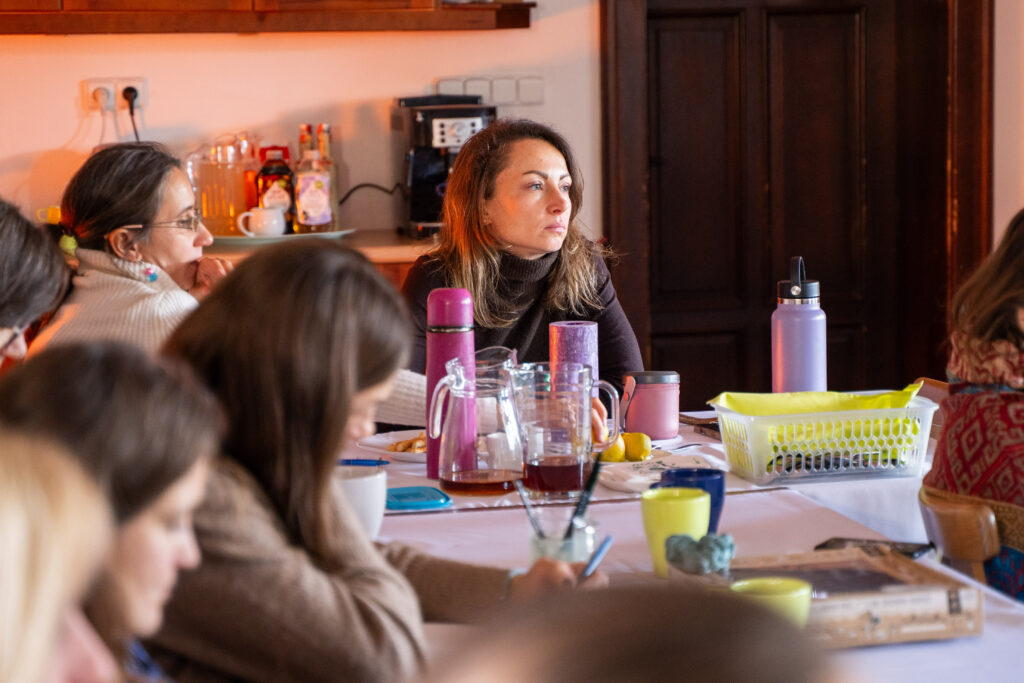 Skupina interních a externích spolupracovníků Kliniky NAU během setkání v Mendelově domě ve Vražném v roce 2025, Petra Plačková jako posluchačka