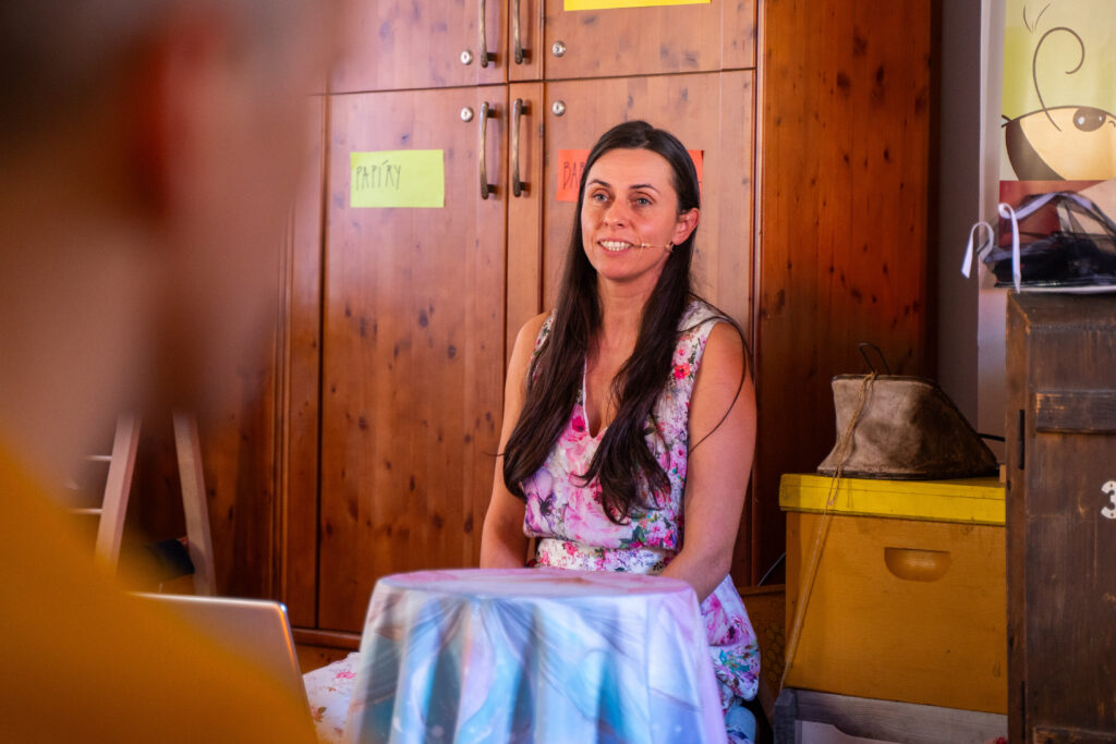 Skupina interních a externích spolupracovníků Kliniky NAU během setkání v Mendelově domě ve Vražném v roce 2025, na workshopu Chakradance vedeným Karolínou Imairi