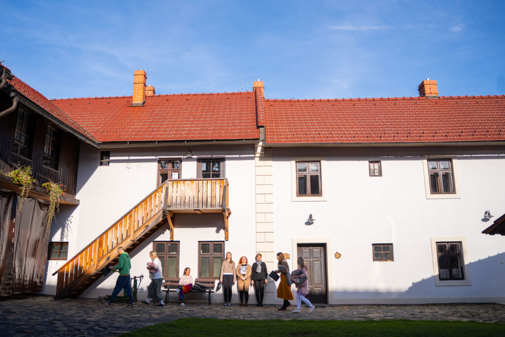 Účastnice setkání interních a externích spolupracovníků Kliniky NAU v Mendelově domě ve Vražném