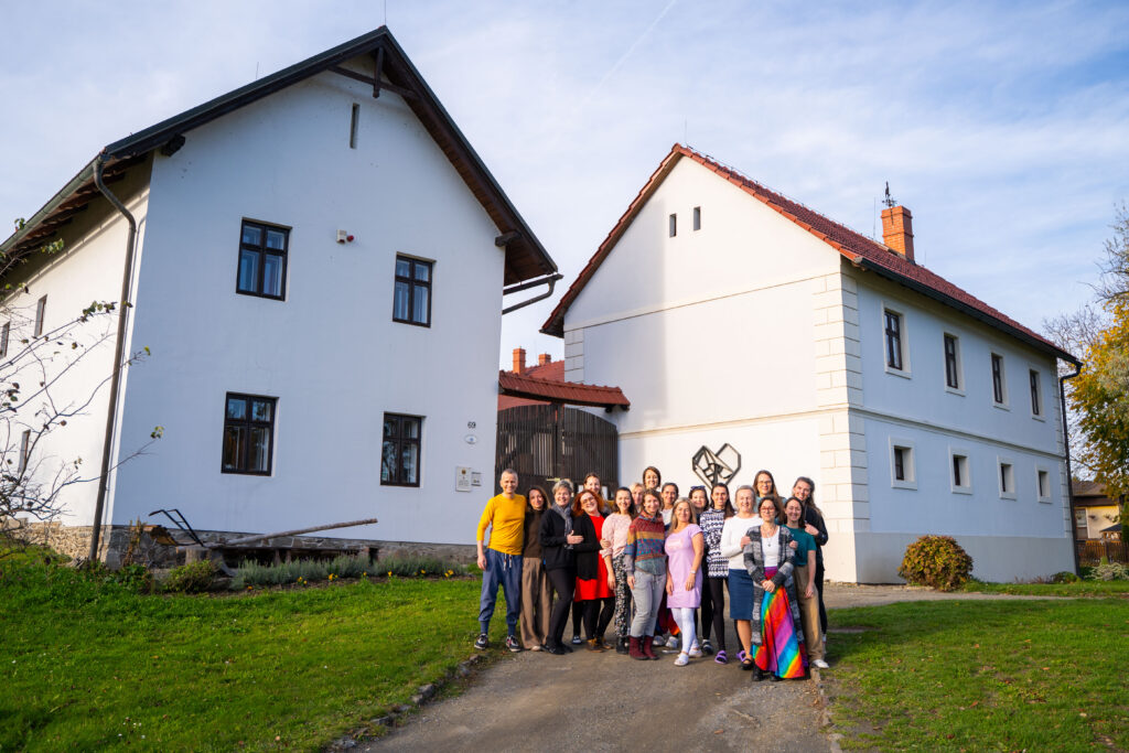 Účastníci setkání Kliniky NAU ve Vražném – interní i externí spolupracovníci spolu na skupinové fotce.