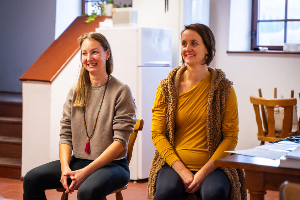 Kamila Krepaská a Renáta Homolová na setkání interních a externích spolupracovníků Kliniky NAU v Mendelově domě ve Vražném