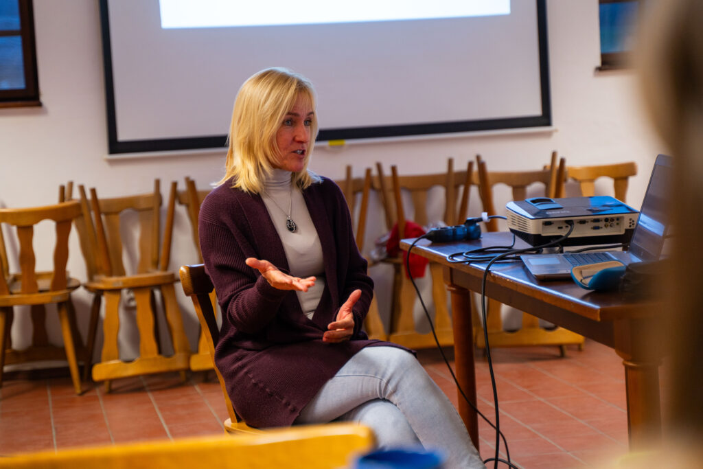 Fotka Pavly Sabolové v Mendelově domě ve Vražné na setkání interních a externích spolupracovníků Kliniky NAU