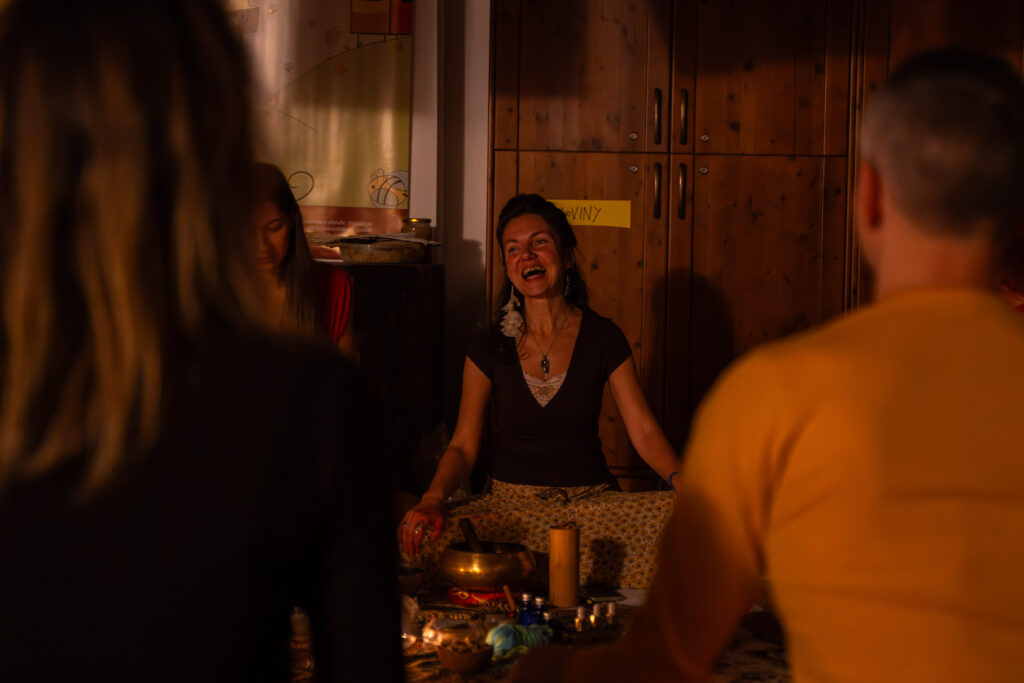 Kamila Kokešová na setkání interních a externích spolupracovníků Kliniky NAU v Mendelově domě ve Vražném