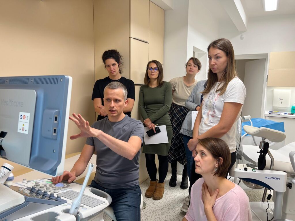 Nácvik ultrazvukového vyšetření na kurzu gynekologické fyzioterapie.